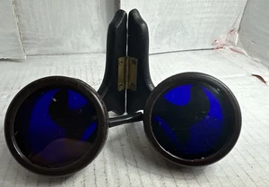 Antichi occhiali da saldatura Wilson - lenti blu divise, lati ventilati, tappi a vite - Foto 1 di 7