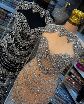 Tela de cuentas hecha a mano con detalles de cristal delantera y trasera con mangas de cadena Foto 1 de 4