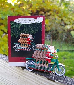 1994 Hallmark Christmas Keepsake Ornament Cheery Cyclists Santa Reindeer Bike - Imagen 1 de 11