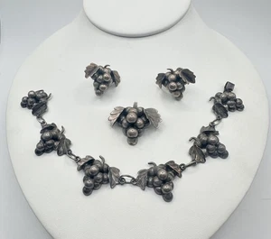 BRACCIALE ORECCHINI SPILLA VINTAGE FIRMATO MESSICO STERLING UVA ARGENTO 925 LEGGI - Foto 1 di 20