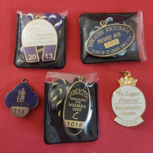 5 x Racecourse Member Badges 3 Doncaster + 1 St. Leger + 1 Warwick Club 1977 - Picture 1 of 11