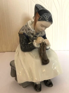 Royal Copenhagen 1314 AMAGER GIRL KNITTING Gloss Figurine 1969-1973 Date Mark  - Picture 1 of 10