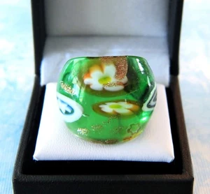 Bohemian Art Abstract Floral on Green Hand Blown Glass Bling Ring sz 7.5 - Foto 1 di 3