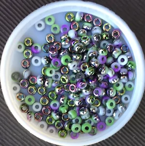 6/0 MIYUKI Seed Beads, Unions White opaque Funky Orchid(402-95001), 10g - Picture 1 of 1