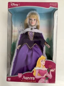 Disney Prinzessin Aurora Porzellan Puppe Messing Schlüssel schlafende Schönheit königlicher Urlaub  - Bild 1 von 3
