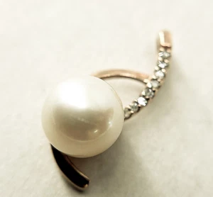 Colgante de perlas de oro amarillo de 10k de 7,5 mm y diamantes de 1,5 g - Imagen 1 de 3