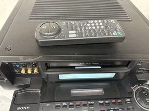 Sony SLV-R1000 Super S-VHS SVHS Lettore Registratore HiFi NTSC con telecomando COMPLETAMENTE funzionante - Foto 1 di 13