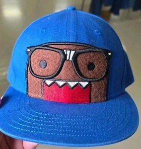 DOMO Sombrero Monstruo “I Love Nerds” Azul Gorra Ajustada Anime Japonés Mascota Talla: M/L - Imagen 1 de 5