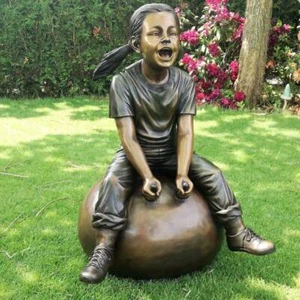 Escultura de bronce "Nele con trenzas en bola hinchable" - Imagen 1 de 9