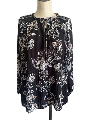 Top para mujer Valerie Stevens talla 1X negro floral acordeón cuello corbata manga larga Foto 1 de 4