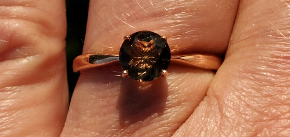 Anillo solitario de topacio ahumado creado en laboratorio corte redondo oro rosa macizo de 10 quilates  Foto 1 de 4
