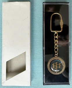 First International Bank of Israel Vintage Metall goldfarben Schlüsselanhänger - verpackt unbenutzt - Bild 1 von 7