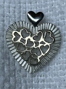 Colgante de 20 mm de corazones dentro de un corazón de oro amarillo y plata de ley de 10 quilates - Imagen 1 de 7