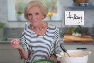 Exhibición de fotos firmada por Mary Berry de 12x8 EL GRAN CERTIFICADO DE AUTENTICIDAD BRITÁNICO PARA HORNEAR - Imagen 1 de 1