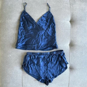 Negative Eclipse Silk Mini Short e Cami Set Blu Navy Gamba di Tulipano Classico Lusso - Foto 1 di 12