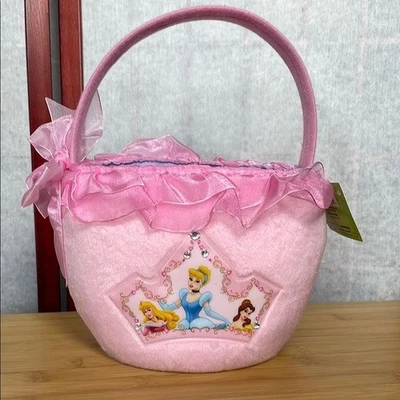 Cesta rosa suave temática princesa Disney con lazo de encaje e interior de periwinkle Foto 1 de 4