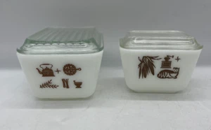 Vtg. Pyrex 501B 1.5 Cup & 502 1.5 Pt Early American Refrigerator Dishes W/ Lids - Picture 1 of 6