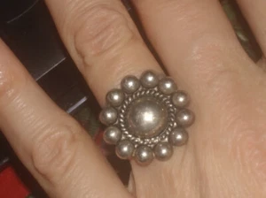 VINTAGE STAMPED FLOWER RING CIRCLE PATTERN SIZE 4.5 NO MAKER MARK OR SILVER MARK - Picture 1 of 4