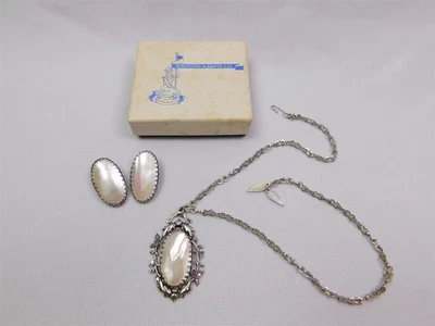 Conjunto de collar y pendientes de clip de madreperla iridiscente Whiting & Davis de colección Foto 1 de 4