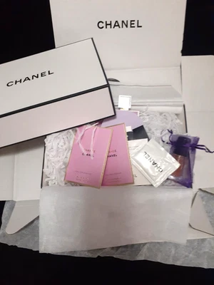 Nueva caja de regalo CHANEL con muestras de perfume Chanel Foto 1 de 4