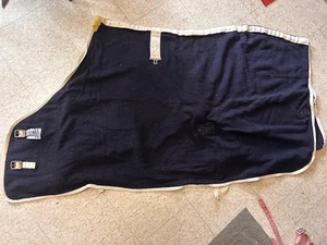 Sábana VESTIDO 63" Lana Azul Marino con Borde Blanco En muy buena condición Poni/Caballo Pequeño - Imagen 1 de 5