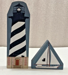 Figuras de madera de faro y velero de Cabo Hatteras The Cat's Maullido - Imagen 1 de 3
