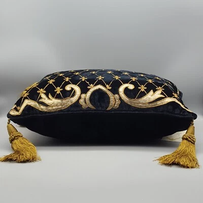 Almohada victoriana de terciopelo negro celosía bordada dorada, borlas de esquina plumón de pato Foto 1 de 4