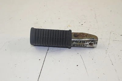 1982 Suzuki GS1100GL apoio para os pés dianteiro direito peg step - Imagem 1 de 4