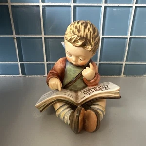 Hummel Hum 415 Junge liest nachdenklich Figur #723 4,5" mit Box - Bild 1 von 6