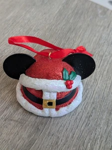 Disney Parks Mickey Mouse Weihnachtsmann Mütze Ohren Anzug Ornament 2014 - Bild 1 von 5