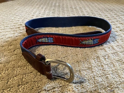 Cinturón juvenil The Belted Cow Maine cuero lona motivo pez hebilla de latón 33/80 EE. UU. Foto 1 de 4