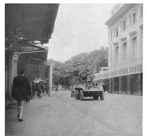 VIET NAM / HANOI ( RUE PAUL BERT ) PATROUILLES ET BLINDES / ILLUSTRATION 1947 - Foto 1 di 1