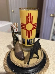 Botas de decoración de mesa de Nuevo México Shot Glass Caballo 5” de alto adornadas en oro - Imagen 1 de 4