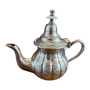 "Tetera vintage árabe marroquí de metal plateado de 6"" de alto diseño de desplazamiento" - Imagen 1 de 23