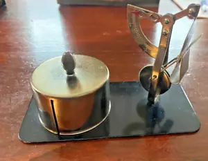 Soporte/dispensador de rollos/dispensador de estampillas de latón vintage y escala postal en miniatura - Imagen 1 de 4