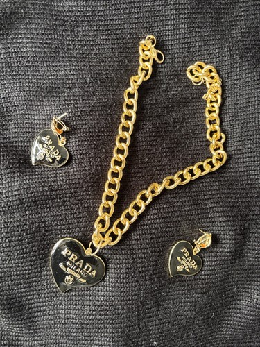 Set collana con ciondolo Prada