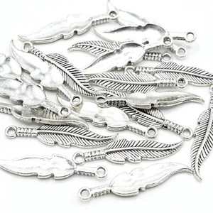 20 X CIONDOLI IN LEGA DI ZINCO ANTICHI IN PIUMA PLACCATA ARGENTO 34X8X2MM - Foto 1 di 1