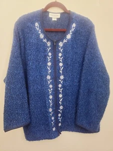 C D Daniels blauer Pullover mit Reißverschluss und weißen bestickten Blumenakzenten 3X - Bild 1 von 4