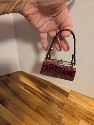 Monedero vintage mini con cerradura de beso/lápiz labial rojo y negro manchado Foto 1 de 4