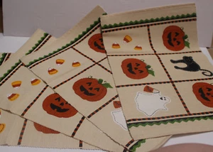NUOVO set di 4 tovagliette HALLOWEEN avorio con gatto nero, zucca, fantasma, mais caramellato - Foto 1 di 5