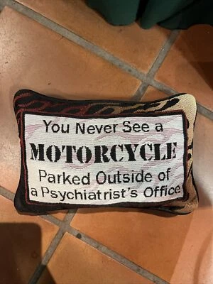 Nunca verás una motocicleta estacionada fuera de la almohada de oficina de un psiquiatra Foto 1 de 4