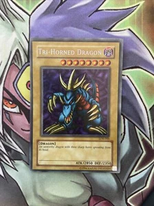 LOB-000 Tri-Horned Dragon Secret Rare UNL Edition NM Yugioh Card (Not 25th) - Foto 1 di 2