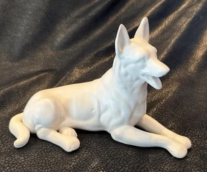 Estatuilla de perro pastor alemán de porcelana blanca de colección - Imagen 1 de 14