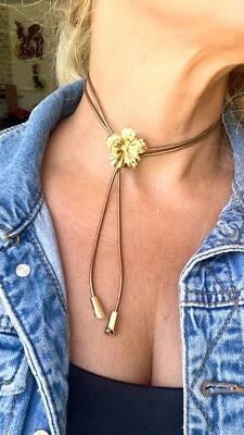 Gargantilla Romántica Western Chapada en Oro 14K CUERO Y FLOR DORADA Foto 1 de 4