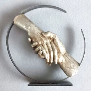 Escultura de resina apretón de manos con marco y base de metal, decoración zen francesa, 10" x 10" - Imagen 1 de 4