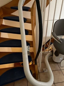 Flow X Treppenlift TK Access für kurvige Treppen.Für 2 Etagen. Neuwertig 12.2022 - Bild 1 von 5