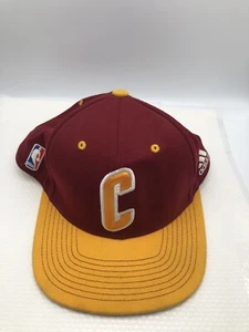Sombrero Adidas Cleveland Cavaliers vino y oro - Imagen 1 de 6