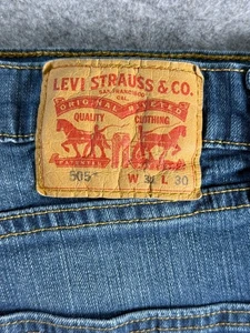 Jeans uomo Levis 505 taglia 31x30 (30x28,5 ora) vestibilità dritta elasticizzato baffo blu - Foto 1 di 10