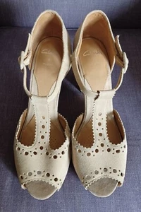 Clarks Dollar Craze Beige Suede T-Bar Peep-Toe High Heeled Sandals 9UK Wide Fit - Picture 1 of 9