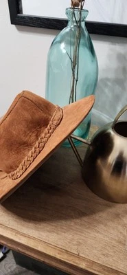 Sombrero de gamuza de cuero para mujer. Pre-pwner ligeramente usado. Foto 1 de 4